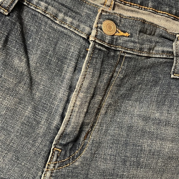 Levi’s Boyfriend Distressed Jeans - Picture 10 of 14